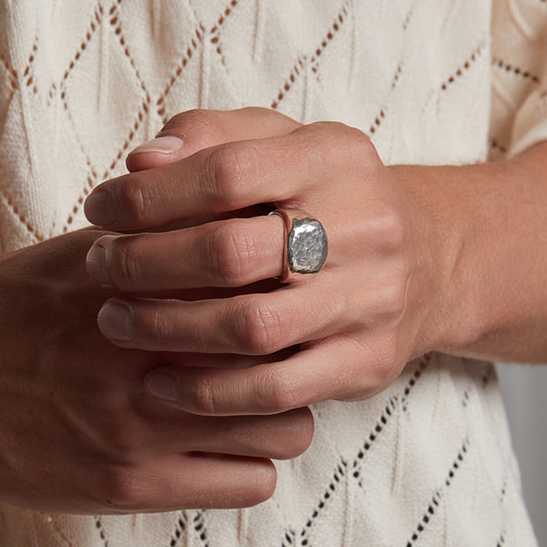 Bold Martelée Signet Ring in Silver