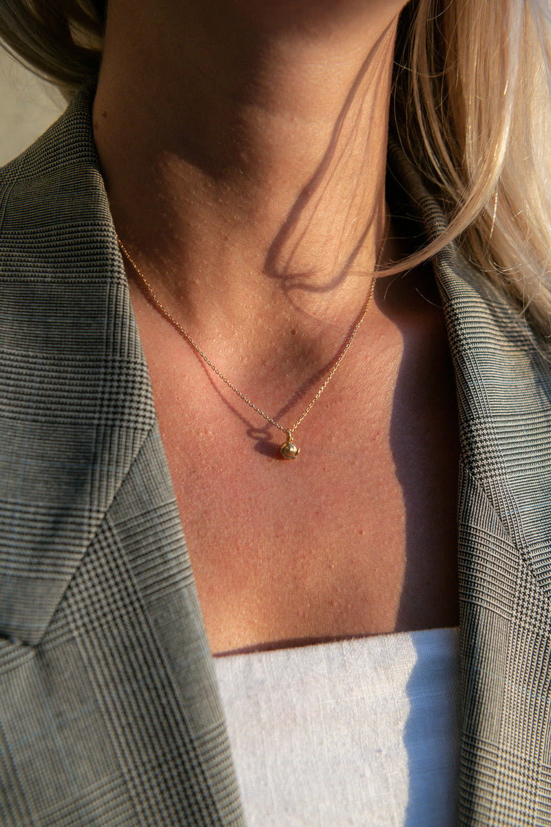 L'Escargot Necklace in Gold