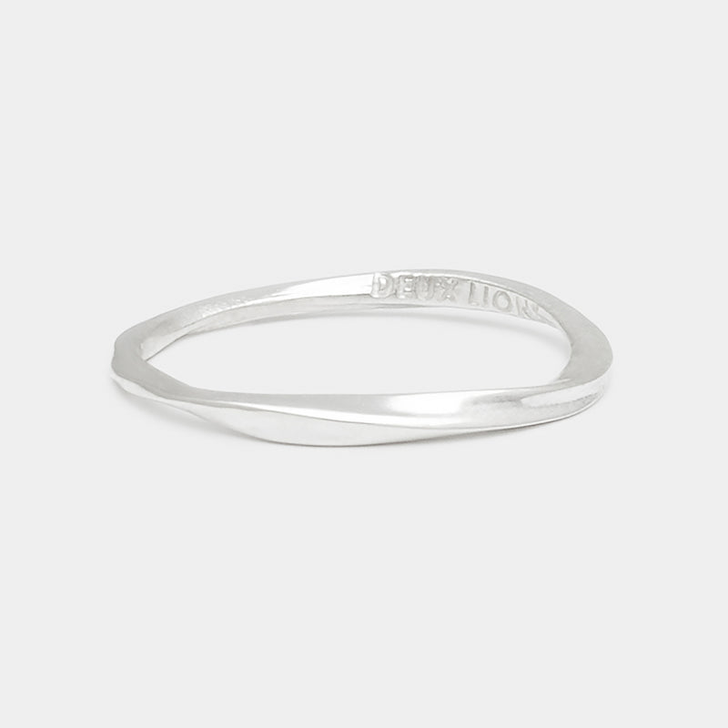 Simple Coulée Ring in Silver